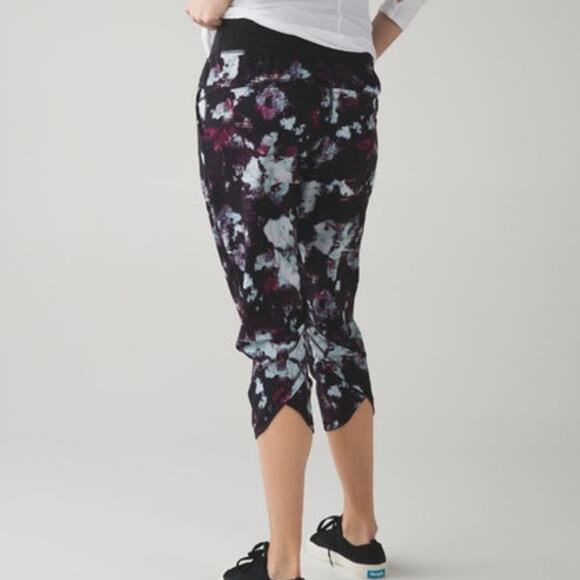 Lululemon Tranquil Crop Kara Blossom Multi/Black High Waist Cropped Pants Size 2 - Picture 2 of 10